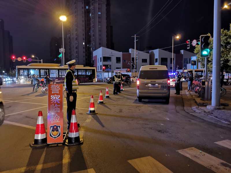 疫情期间成都交警如何查酒驾？ 专人对快检棒擦拭消毒