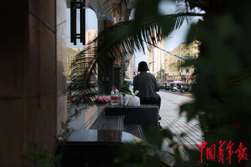 对话上海“电话亭女士”：我这个人活得很简单