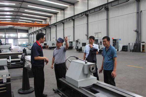 沂水机床厂迎来韩国客户考察试用管螺纹车床