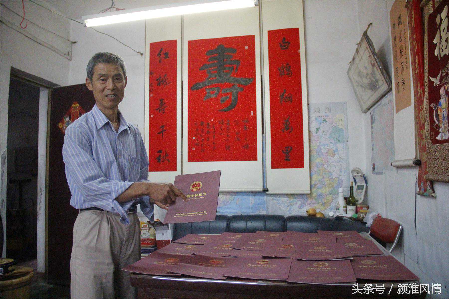 床上画图 卫生间装洗床 退休后他成了发明家