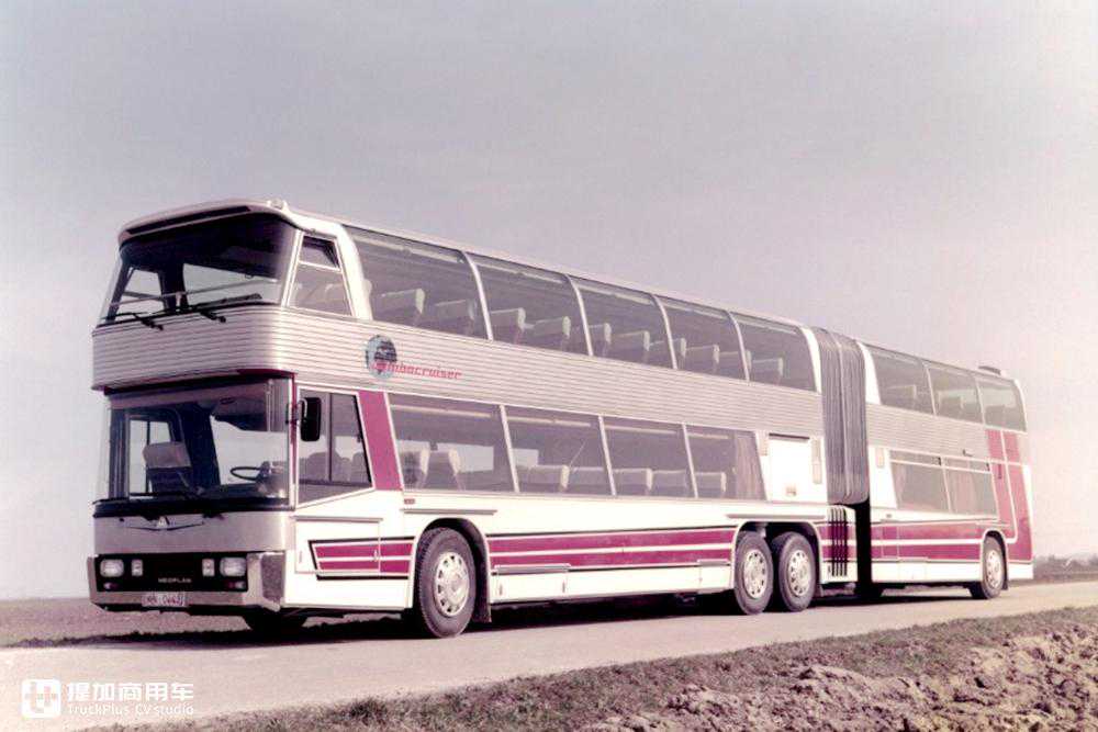 带您回忆80年代我国的公路铰接车，坐过这些车的，孩子都上小学了