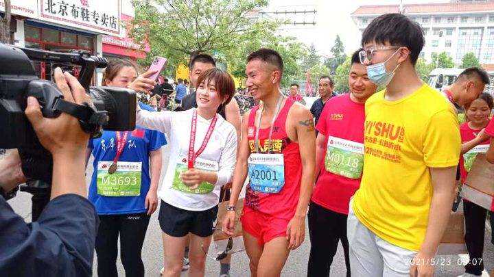 “农商银行杯”首届沂水马拉松开赛 八千跑友体验“金牌标准”