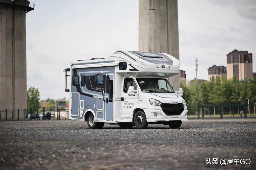 2.5小时充满10度电！直流快充+1100W太阳能，隆翠C620双拓展房车