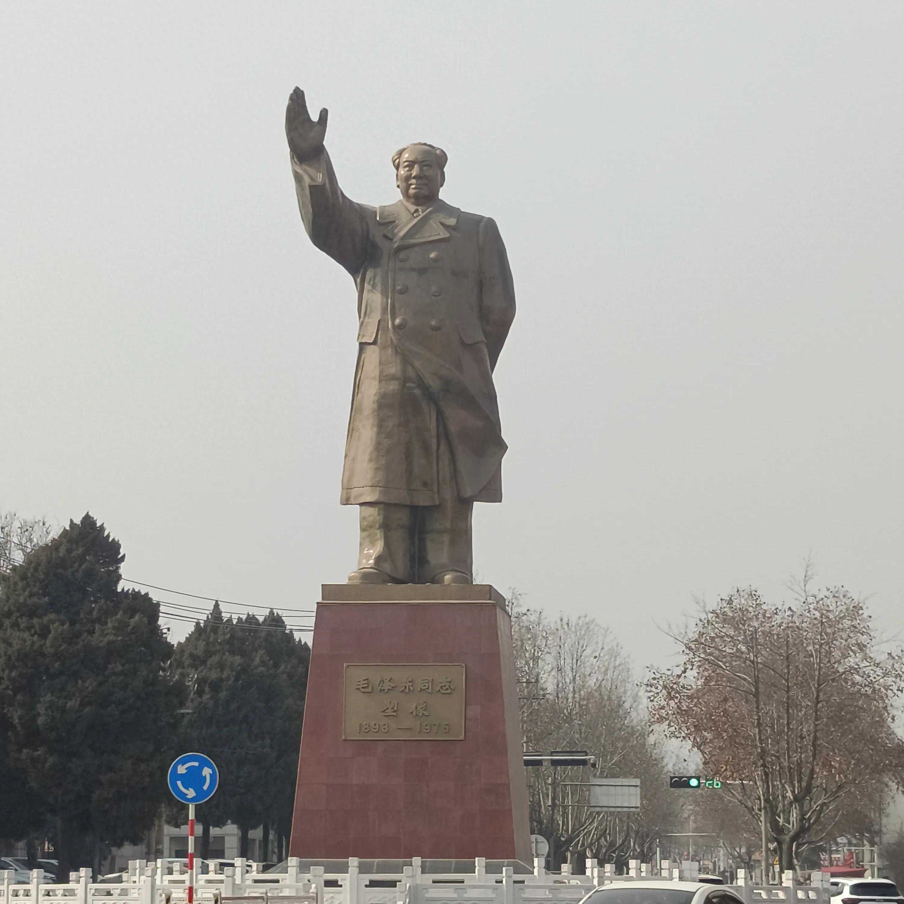 宝鸡秦川机床门口的毛主席铸像